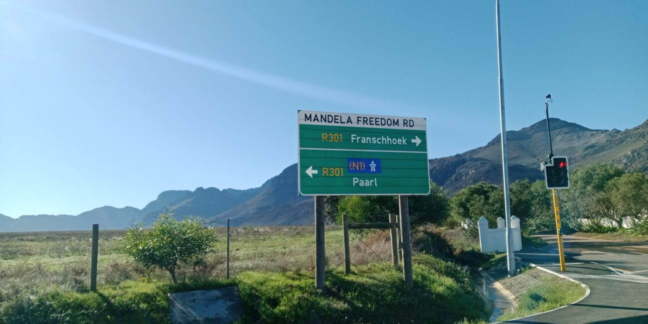 Road sign with arrows. Left is Franschhoek, right is Paarl.