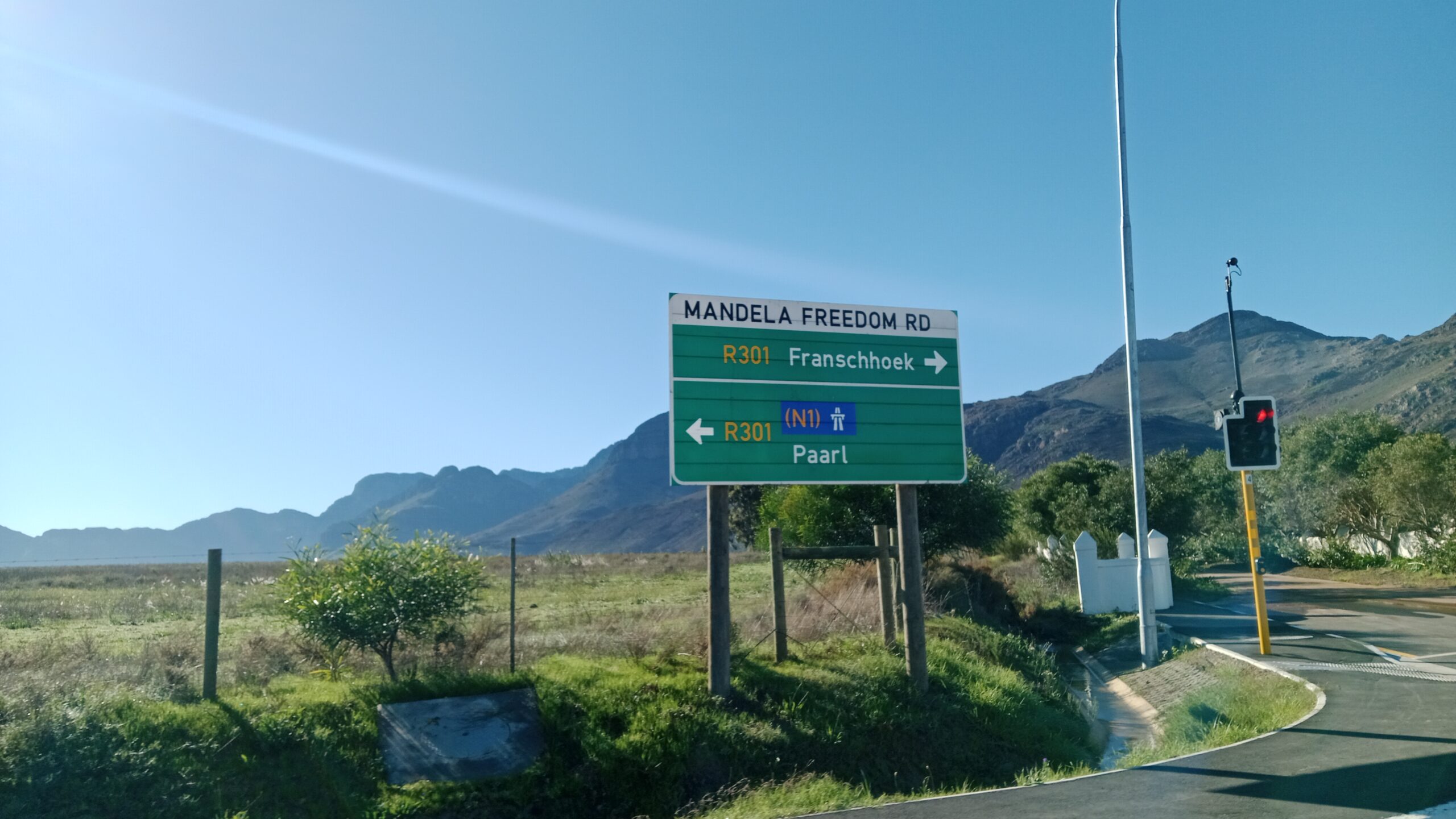 Road sign with arrows. Left is Franschhoek, right is Paarl.